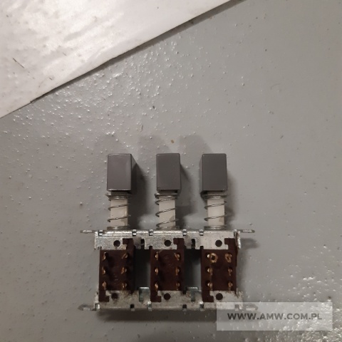 Sprzęt elektroniczny – pakiet zawierający 51 poz. asort. (wg oddzielnego wykazu), w tym m.in.: przełączniki warstwowe, przełączniki klawiszowe itp. 